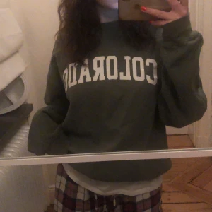 Sweatshirt  - Säljer denna sjukt snygga tröja. Buda!