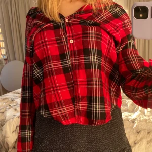 Röd rutig skjorta  - Säljer denna jättefina skjorta som kommer från Victoria secret. Om du är intresserad är det bara att kontakta mig privat eller i kommentarerna🥰✨⚡️ (Pris: 120, jag bjuder på frakten😉)
