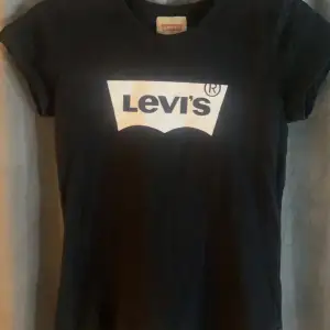 En äkta Levis tröja från affären Levis fick den i födelsedagspresent men ville ej ha kvar den, den är ej använd utan nytt skick. Priset diskuteras när någon vill köpa den. (0kr i frakt)