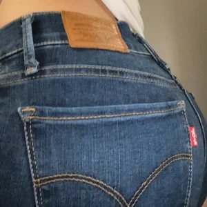 Levise jeans - Mörka Levise jeans, aldrig använda i storlek 23. Köpta för 1265 kr