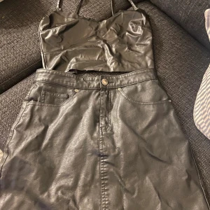 Top och kjol  - En fin skin tröja och en fin skin kjol båda e oanvända kjolen e i storlek 36 och tröjan är xs 