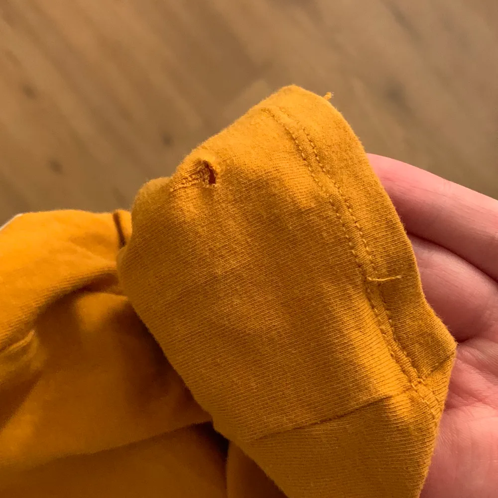 Jättefin senapsgul tröja ifrån H&M. Den har ett litet hål vid midjan/ryggen som ni kan se på sista bilden, men det är inget man tänker på skulle jag säga💗. Toppar.