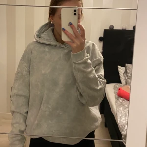 Hoodie - Super fin hoodie som knappt är använd då den är lite stor, den har ett coolt tryck bak på ryggen!