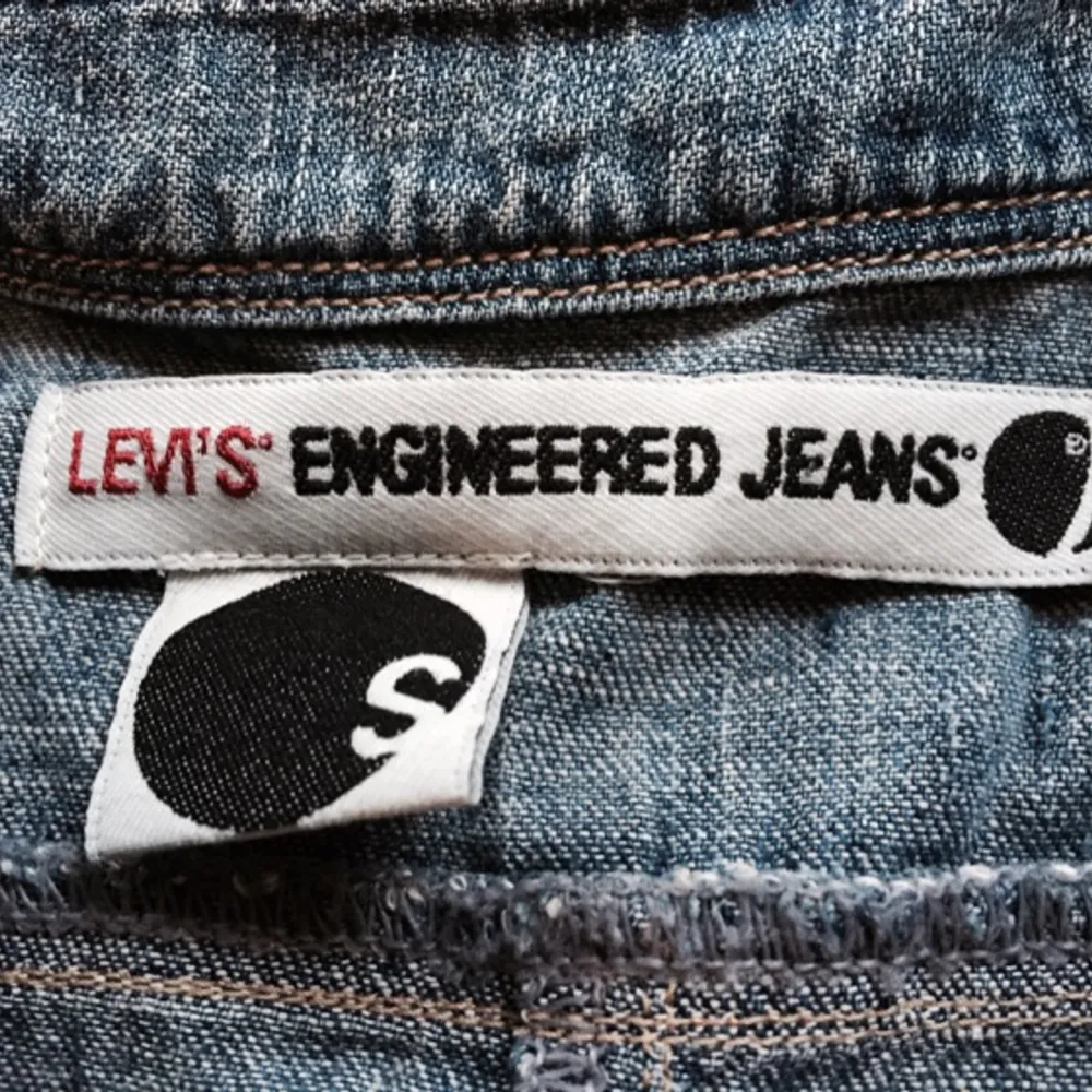 Supersnygg jeansskjorta från Levis. Säljer den med sorg då den tyvärr är för liten för mig. Storlek S men snarare en XS. Tight passform. Bra skick, endast använd ett fåtal ggr! . Skjortor.