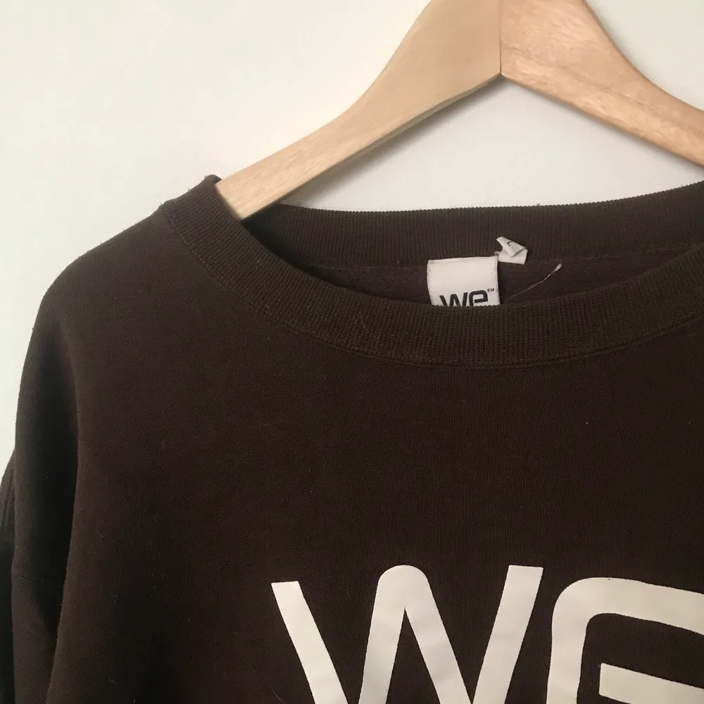 En brun sweatshirt från wesc . Tröjor & Koftor.