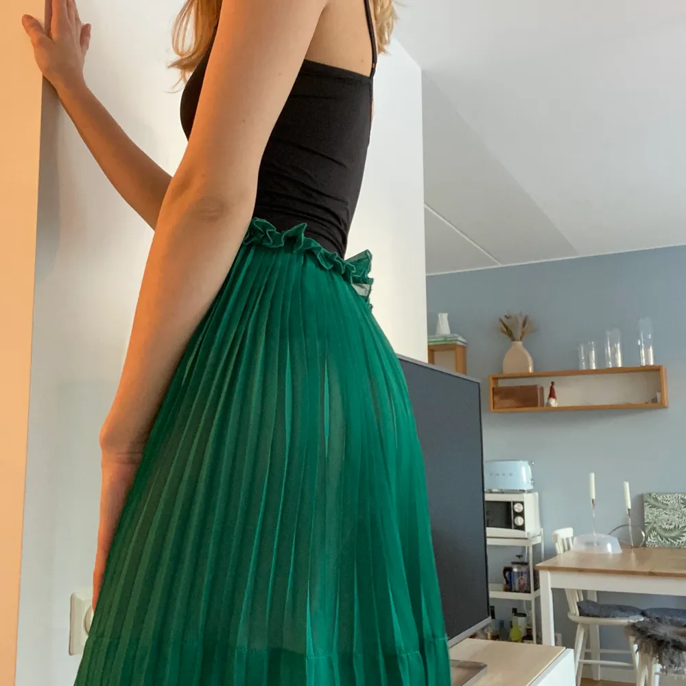 Plagg som kan användas både som kjol och klänning (för den korta om man ska slippa flasha!). Fin mellangrön färg, resår upptill med volang. Justerbara axelband 🥒. Klänningar.