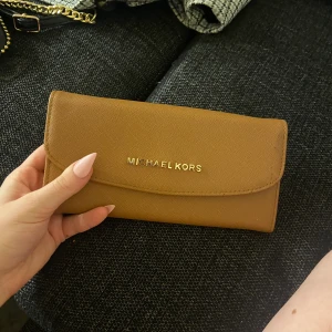 Michael kors plånbok  - BRA SKICK MEN INTE ÄKTA OANVÄND KÖPT FÖR 500 