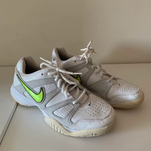 Vita Nike skor - Säljer mina Nike skor i storlek 39 som tyvärr inte kommer till användning:( Skorna är använda men är fortfarande i väldigt bra skick.  💞 köparen står för frakten men jag möter även upp i Lund💞 