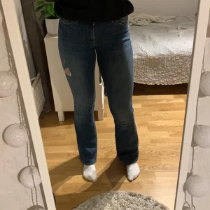 Bootcutjeans i storlek 38 - Skitsnygga halvmörka bootcutjeans från Lindex i modellen Flaired i storlek 38! Köparen står för frakt!