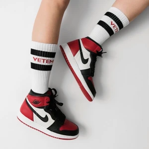 Jordan 1 - Jordan 1 high Bred Toes (äkta såklart!!!!!!). Köpta här på Plick. Sjuuukt snygga och trendiga! Storlek 38,5 men passar även 39 (då jag själv har 39). Kom med rimliga bud i kommentarerna. Använt skick. Resell omkring 5000kr. Köp direkt 2600kr inklusive frakt.