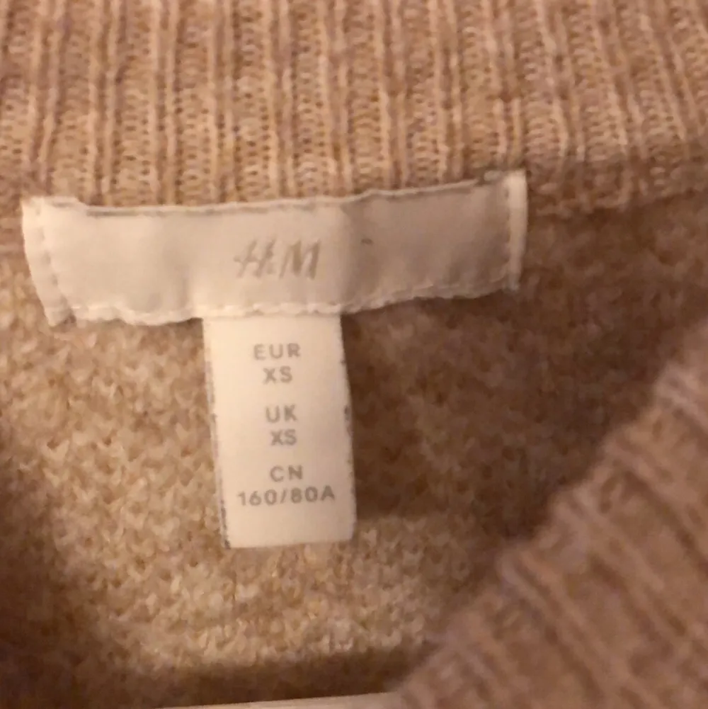 En tröja från H&M, väldigt tjock vilket är bra då det är kallare ute. Säljer pga den inte kommer till användning. Storlek Xs men funkar som S också. Frakten blir 66kr🙂. Tröjor & Koftor.