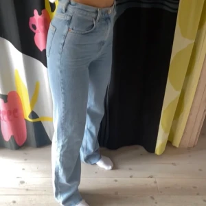 ZARA 90’s FULL LENGTH - Säljer dessa supersnygga och populära jeans från zara! Säljer jeansen då de tyvärr är försmå runt höfter och rumpa på mig. Använda en gång och är i nyskick. De är i storlek 36 och jag är 175cm, de är perfekta i längden för mig. För dig som är kortare går det bra att klippa för att få längden du önskar. köpta för 399kr & buda gärna i kommentarerna💞 (frakt ingår inte)