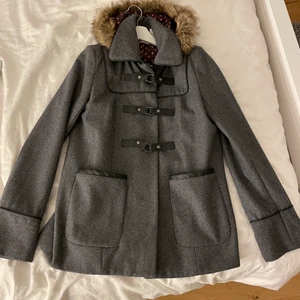 Jacka - Snygg vinterjacka med fluffig luva. Skriv privat för fler bilder! Oklart vilken storlek men passar mig som är S. Frakt tillkommer💕