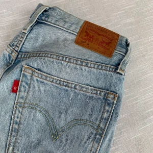 Levis Jeans  - Säljer ljusa Levis modell 501, de är i mycket bra skick!           Storlek W25 L28