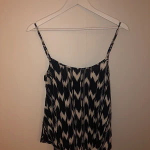 Somrigt linne  - Säljer detta somriga linne från Gina tricot som inte kommer till användning längre. Linnet har skitsnygg passform och sitter så snyggt.