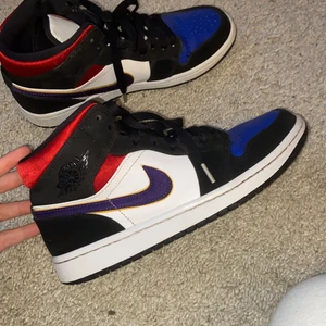 Jordan 1 mid - Säljer nu mina Nike Jordan 1 mids❤️ Använda men helt rengjorda så de ser ut som nyskick! Pyttelite creasade! De är i storlek 40 men passar mig utmärkt som har storlek 38,5-39🥰Om flera är intresserade-buda!! Frakt tillkommer på spårbart 66kr