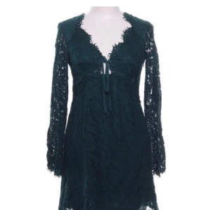 Klänning Spets  - Klänning  Grön i Spets. Endast använd en julaftonsmiddag. Storlek Small . 