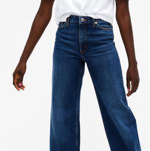 Super fina Yoko classic blue jeans från monki. Sparsamt använda. Säljs då de inte kommer till användning längre.