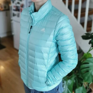 Adidasjacka storlek M - Skön jacka som är helt i nyskick. Den har bara hängt i garderoben. Storlek M men passar även S. Hämta i Kullavik eller så skickar jag den om du betalar frakten ✌️