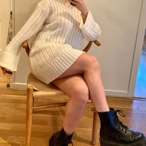 En stickad klänning/lång tröja från Bohoo - En stickad klänning/lång tröja från bohoo storlek S men passar både XS och M 