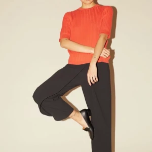 Rodebjer byxor - Säljer svarta byxor ”Nala crepe” från Rodebjer.  Strl XS (midja 36 cm).  Skick: Toppenskick, hittar inget att anmärka på.   Nypris 1799 kr