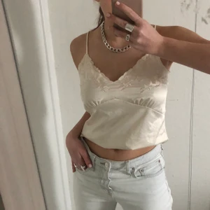 Linne från zara - Populärt linne från zara i världens skönaste material. Det har jätte fina detaljer. Det pågår en budgivning!