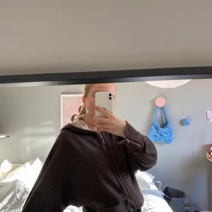 Hunkydory ull kofta storlek S - En brun kofta från hunkydory i väldigt bra skick. I storlek S men är lite oversized. Matrial  70% lambswool 20% angora 10% nylon