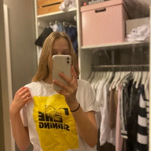 Trendig oversized ”the Shining” t-shirt - Denna tröjan är i väldigt bra skick, knappt använd. Tröjan är egentligen för herr men såklart funkar den lika bra på tjejer. Cool statement tröja som är väldigt enkel att styla. Tröjan funkar för dessutom för storlekar större än M! Säljer nu för jag har haft lite ändring i stil och tror att någon annan hade uppskattat den mer.🤍