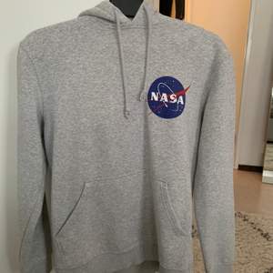 En vanlig grå NASA hoodie från H&M, Hyffsat använd men i bra skick:)