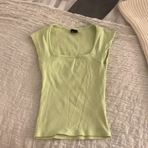 T-shirt/topp - Säljer denna topp, lite svårt att få upp rätt i färg på den i kameran men den är lite mer åt det ljus gröna hållet. Använd en gång och är i fint skick. Köparen står för frakten💕