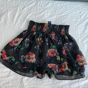 En blommig kjol från polo, ralph lauren. - En blommig kjol från polo, ralph lauren