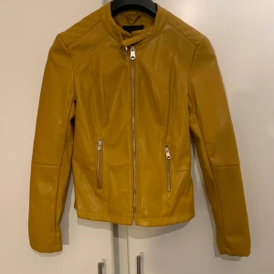 Newyorker  - Skinnjacka från newyorker, aldrig använd I storlek S🥰