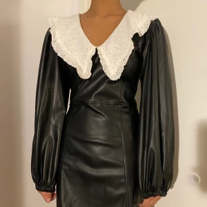 Skinnklänning med volangkrage - Superfin och trendig ballongärmad klänning i fakeläder med volangkrage från NA-KD. Aldrig använd, endast testad en gång! NYPRIS: 499kr (Kan skicka närmare bilder om så önskas). Vid flera intresserade blir det budgivning. Köpare står för frakt 🤍🖤