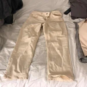 Beige mom jeans storlek W 29 L 30.  - Supper snygga och sköna mom jeans som passar till allt. 
