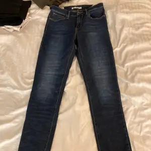 Säljer mina Levis jeans i storlek 27. Passar mig som är 170cm, skulle även passa någon som är längre med. Använda 3 gånger endast. 