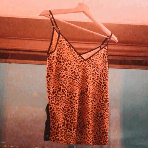 Victoria Secret Linne - Säljer detta super söta linnet från Victoria Secret! Använd 1 gång bara för att testa. Var alldeles för stor så nu ger jag över den till någon annan. Betalning via swish. Buda gärna! ❤️❤️