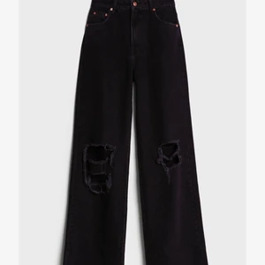 Svarta wide Jeans - Säljer dessa svarta wide Jeansen med hål i, eftersom de inte kommer till användning. Dom är i storlek 36 och är lite längre och passar mig som är 175 cm lång. Det är inte mina bilder men kom privat om ni vill se mer bilder mm. Dom är aldrig använda och jag har kvar pris lappen mm kvar utan bara testade. Dom kommer från Bershka och är beställda från Zalando. Skriv vid intresse och buda. 💥💥