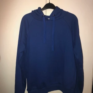 Hoodie - Säljer denna blå hoodie i storlek M. Bra skick. Köparen står för frakten. 