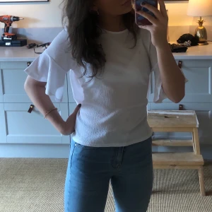 Blus  - Jätte söt och fin blus framifrån med en cool rygg(det var lite svårt att ta bild på den)😍😍 man kan även justera med snöret på ryggen hur tajt man vill att blusen ska sitta runt midjan☺️