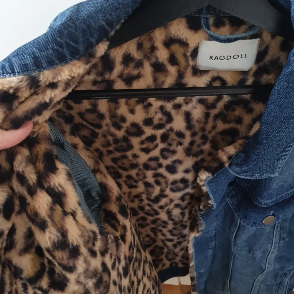 Oversized jeansjacka med mysigt foder som håller en varm. Jackan är köpt på wakakuu för 1200kr. Storlek: S men är oversized. Använd 2 gånger. . Jackor.