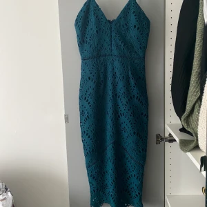 Klänning - En fin klänning som du kan ha på dig vid flera olika tillfällen, en liten kort slits baktill, i väldigt bra skick använt Max 2 gånger, kommer nån centimeter under knät (frakt ingår i priset) 