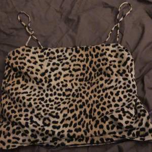 Säljer detta leopard linne från Gina pågrund av att de är förstort, stl m och är i bra skick