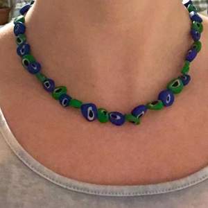 Jättefint halsband med hemmagjorda gröna och blåa pärlor av lera✨(frakt ingår i priset)✨