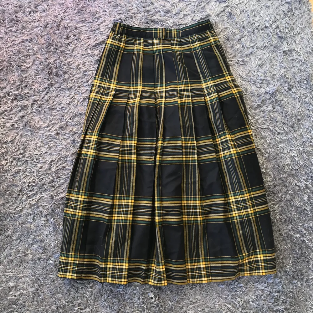 Super fin rutig lång kjol. Väldigt bra skick! Säljer eftersom jag inte använder längre. (Kedjan på första bilden ingår inte).  Högsta bud: 100kr. Kjolar.