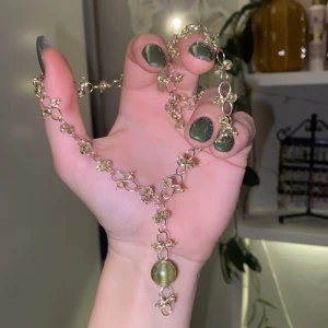 Halsband - Ett fint handgjort halsband med fina gröna glaspärlor✨ frakten ingår i priset, och den kan förlängas om så önskas❤️                                                                                —————————————————————                                                                                  Kika gärna in på min profil, säljer en massa olika handgjorda smycken💃🏼 perfekt till dig själv eller i present till någon❣️✨