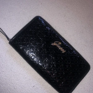 Guess - Precis som ny, inga skador eller så endast legat o dammat.