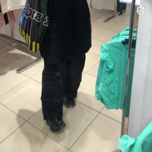 coola brallor - coola snygga byxor jag gjort själv de typ högmidjsde men benen är väldigt långa då jag sytt på extra tyg allt e svart jeans med massa fickor, kan sänka priset 