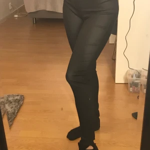 Skinnbyxor  - Svarta skinnbyxor med slits!!! Super fina på!!