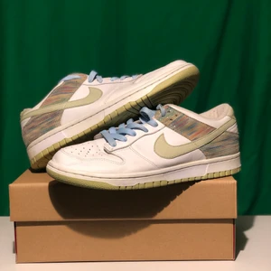 Nike Dunk Low Pistachio - Nike Dunk Low Pistachio Denna sko är väldigt ovanlig. Den släpptes 2005 och du får betala närmare $725 för ett helt nytt par. Pris: 2999kr Skick: 7.5/10 EU 41 US 8 No Box, men extra vita skosnören medföljer FRI FRAKT om du följer och beställer via insta @ShoeTouchSweden Eller meet up i Stockholm DM för köp, bud eller frågor osv