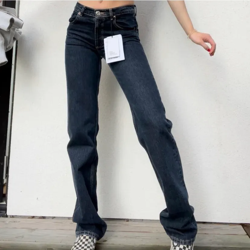 Säljer dessa jättesnygga jeans jag har köpt här på Plick! Lågmidjade från Zara. De är nya och aldrig använda!❤️ Bilderna är lånade av @siriskansjo ❤️ helt slutsålda på hemsidan. BUD JUST NU: 410 kr + frakt. Avslutar budgivningen idag tisdag kl 20. Jeans & Byxor.